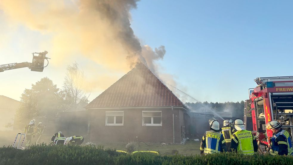 Das Gebäude stand schnell in Vollbrand. Zum Einsatz kam auch die Drehleiter der Feuerwehr Westrhauderfehn. Vom Korb aus (links im Bild) wurden die Flammen bekämpft. Foto: Marius Ammermann