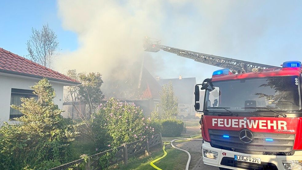 Im Einsatz waren zwischenzeitlich rund 120 Einsatzkräfte mehrerer Feuerwehren. Foto: Marius Ammermann