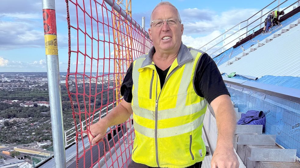 Ludwig Wilmes hat für die Firma Schlichter aus Lathen die Leitung auf der Baustelle auf 176 Metern Höhe inne. Fotos: Firma Schlichter