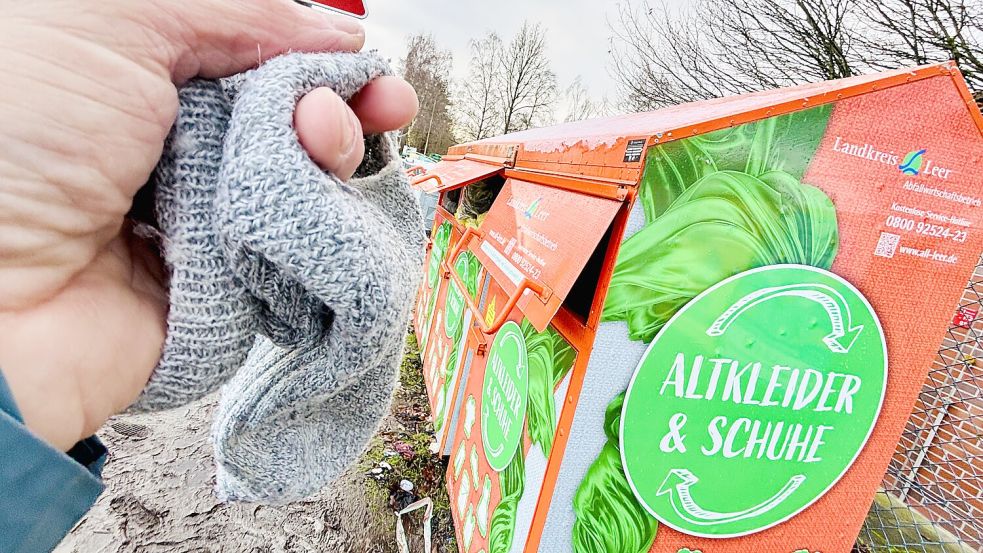 Der Landkreis Leer hat ein Unternehmen mit der Sammlung von Alttextilien beauftragt. Da kann man alte Socken loswerden – aber bitte nicht einzeln. Foto: Klaus Ortgies/Archiv