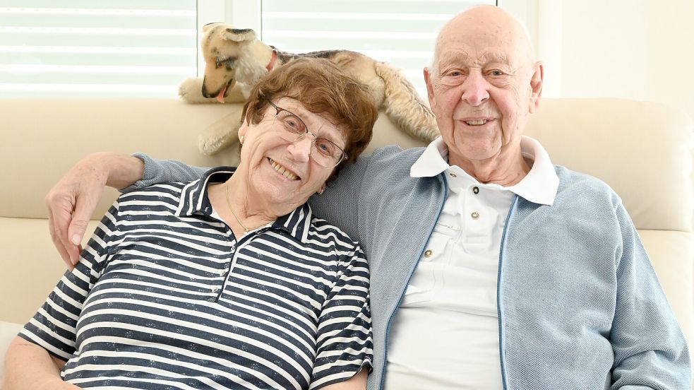 Gerda und Gustav Pfeiffer feiern am 19. August 2025 das Fest der Gnadenhochzeit. Die beiden lernten sich 1954 im Rheinland kennen, wo Gustav Pfeiffer beruflich zu tun hatte. Foto: Holger Weers