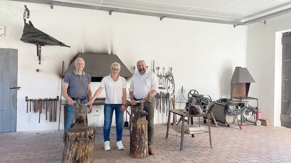 Sie freuen sich auf den Schmiedegildetag (von links): Robert Deters (Vorsitzender des Heimatvereins Markhausen), Elisabeth Kösjan (1. stellvertretende Vorsitzende) und Sven Stratmann (Bürgermeister Friesoythe). Foto: Stadt Friesoythe