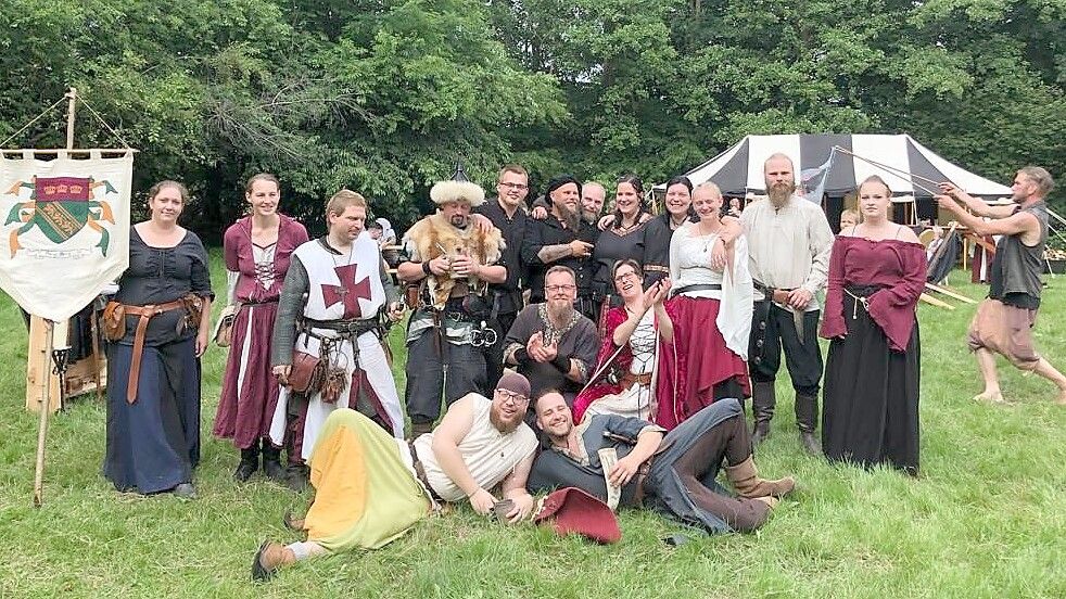 Die Mitglieder des „Clan of Kerry“ gewähren während des Mittelalterfestes einen Einblick in das Leben von früher. Foto: Veranstalter