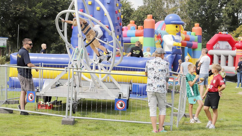 Zahlreiche Spielstände gibt es auf dem Dorffest in Scharrel, so wie hier im Vorjahr. Foto: Passmann/Archiv