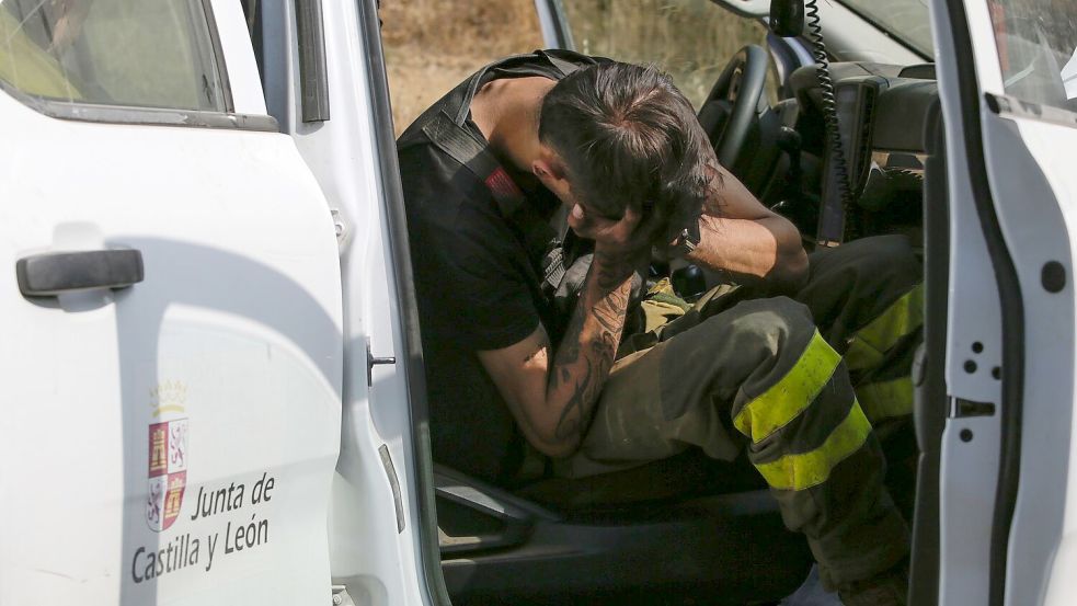 Viele der spanischen Brandbekämpfer sind nach mehr als zwei Wochen im Dauereinsatz erschöpft. Foto: Fernando Otero/EUROPA PRESS/dpa