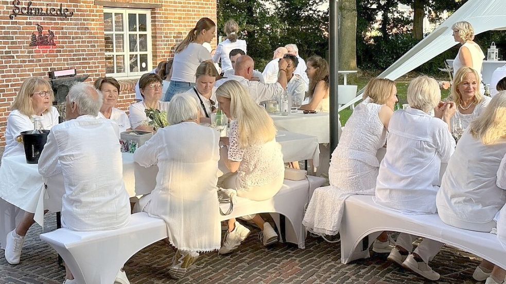 Weiße Tafeln und festliche Stimmung im Museumsgarten von Westrhauderfehn. Foto: Andreas Engel