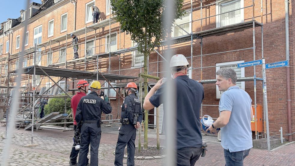 Die Brandermittler der Polizei waren am Dienstagmorgen vor Ort an der Klunderburgstraße und haben nach dem Großbrand das Wohnhaus untersucht. Fotos: Mona Hanssen