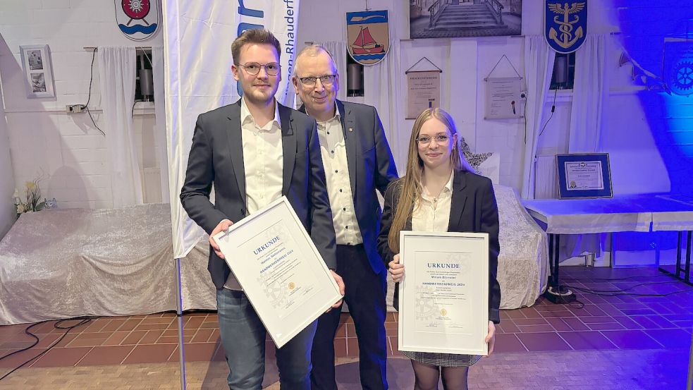 Miriam Blomeier aus Westoverledingen und Hannes Stellamans (links) aus Rhauderfehn erhielten von Jan-Peter Schubert, Präsident des Rotary Clubs Overledingen-Rhauderfehn, jeweils eine Urkunde. Die beiden ehemaligen Auszubildenden wurden mit dem Handwerkerpreis im November 2024 ausgezeichnet. Archivfoto: Carsten Ammermann