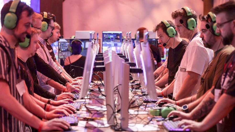 Neue Spiele testen wie hier bei der Gamescom 2024 - das ist auch bei der diesjährigen Gaming-Messe möglich. Foto: Oliver Berg/dpa