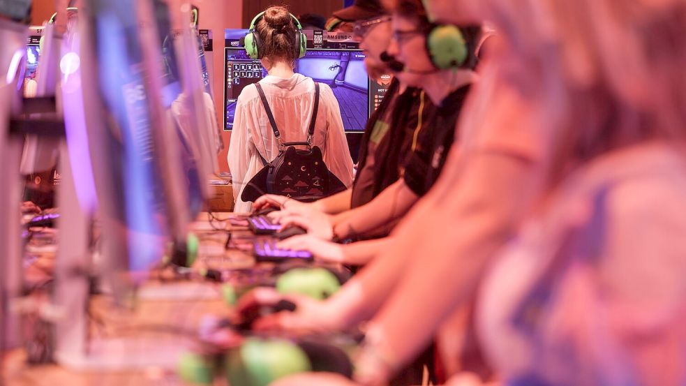 Viele Gamescom-Besucher standen fasziniert vor den Computern und an den Konsolen - ihre Begeisterung für Games ist groß. Foto: Oliver Berg/dpa