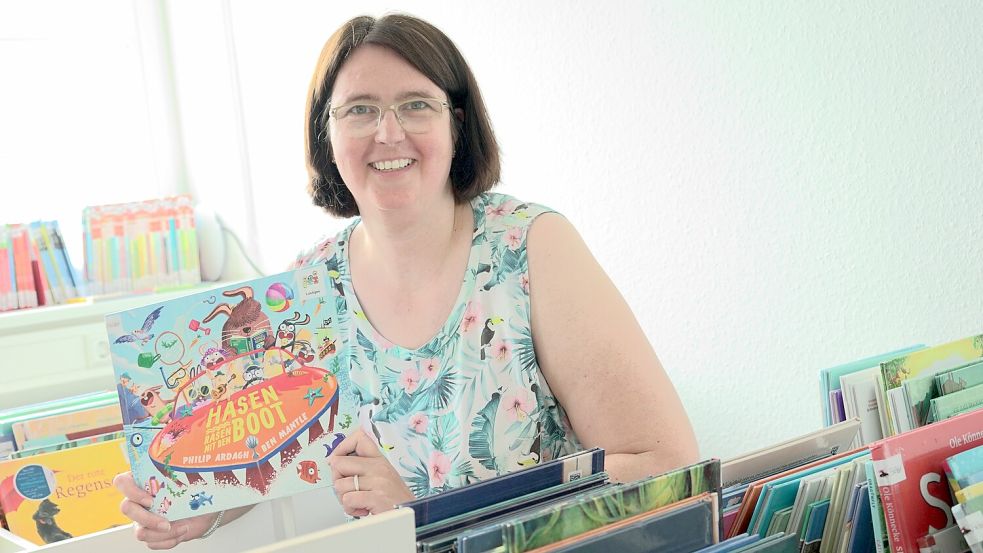 Die Leiterin der Stadtbibliothek Wiesmoor zeigt sich stolz über das Angebot der Bücherwürmchen. Foto: Pia Pentzlin