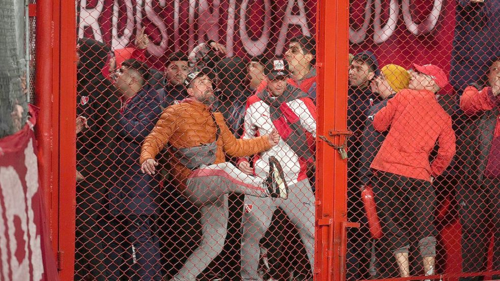 Wütende Fans: Bei der Copa Sudamericana kam es zu Auseinandersetzungen. Foto: Gustavo Garello/AP/dpa