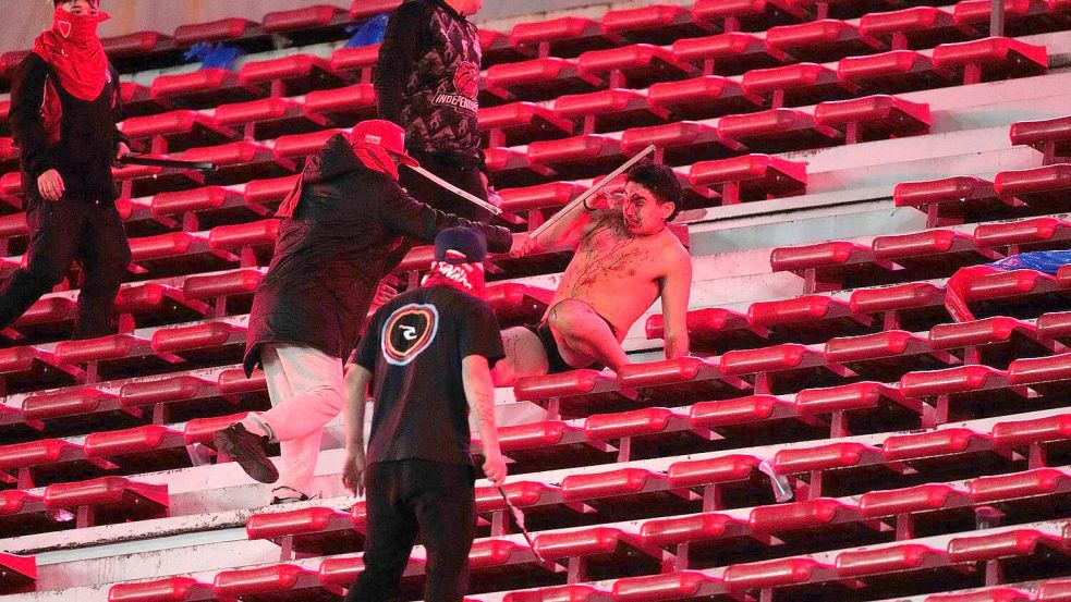 Eine Auseinandersetzung beim Fußball in Buenos Aires. Foto: Gustavo Garello/AP/dpa
