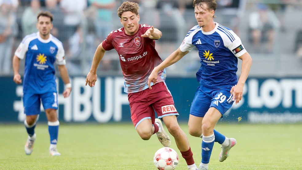 Nick Stepantsev (rechts) und Kai Kaissis (links) wollen mit Kickers Emden am Sonntag den ersten Auswärtssieg der Saison einfahren. Foto: Jens Doden/Emden