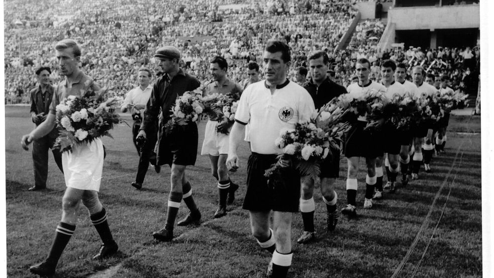 Mit Blumensträußen für die Zuschauer betraten die Mannschaften am 21. August 1955 den Rasen im Dynamo-Stadion – die Sowjetunion mit Kapitän Igor Netto und Torwart Lew Jaschin an der Spitze, die deutsche Elf angeführt von Fritz Walter (dahinter Torwart Fritz Herkenrath). Foto: imago/Schirner Sportfoto