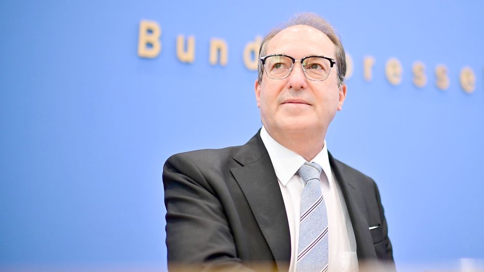 Innenminister Alexander Dobrindt (CSU) kündigte an, dass die im Koalitionsvertrag mit der SPD vereinbarte dreimonatige Speicherung von IP-Adressen zügig umgesetzt wird. Foto: Sebastian Christoph Gollnow/dpa