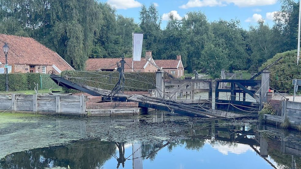 Die Fußgängerbrücke bei der Von-Velen-Anlage in Papenburg wurde bei dem Unfall zerstört. Fotos: Melvin Tammen
