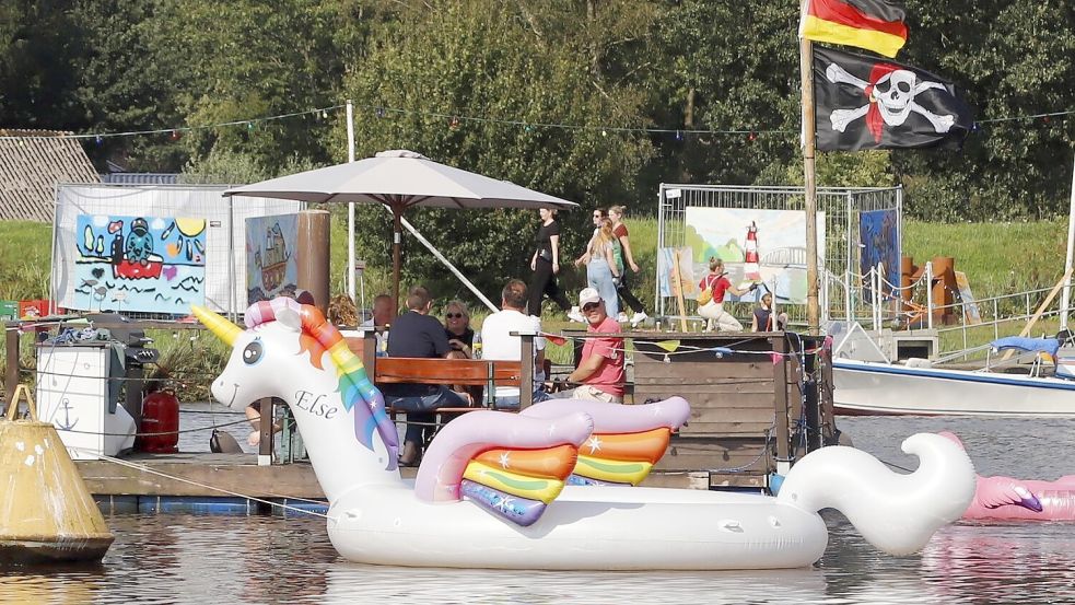 Auch auf dem Wasser gibt es Programm. Foto: Hans Passmann/Archiv