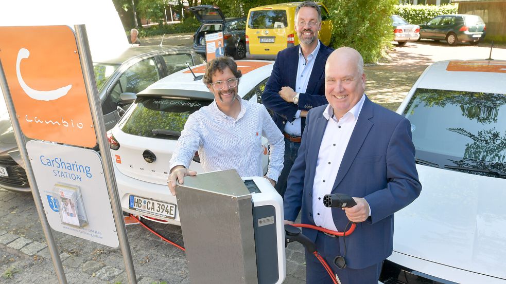 Freuen sich über das neue Angebot: Fleming Erdwiens (Cambio von links), der Leeraner Stadtbaurat Jens Lüning und Leers Bürgermeister Claus-Peter Horst. Foto: Klaus Ortgies