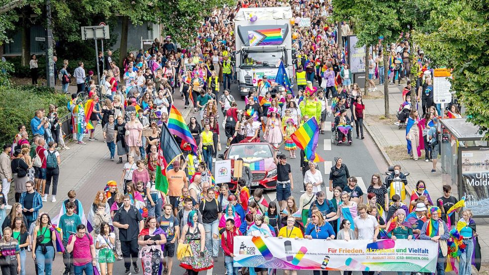 Durch den Christopher Street Day (CSD) in Bremen kommt es am Samstag, 23. August, zu einigen Bus- und Straßenbahn-Umleitungen. Foto: Sina Schuldt / dpa
