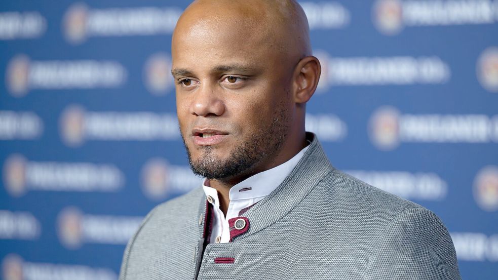 Die bayerische Tracht sitzt: Trainer Vincent Kompany beim Lederhosen-Shooting des FC Bayern in dieser Woche. Foto: Sven Hoppe/dpa