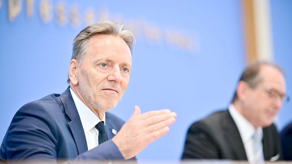 BKA-Präsident Holger Münch erwartet mehr Ermittlungserfolge durch die geplante IP-Adressenspeicherung. Foto: Sebastian Christoph Gollnow/dpa