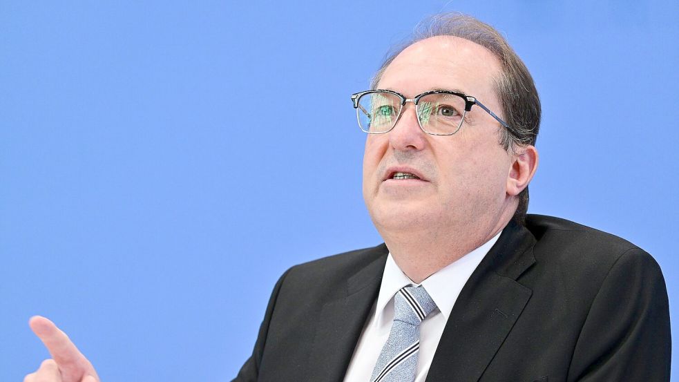 Bundesinnenminister Alexander Dobrindt (CSU) will die angekündigte Speicherpflicht für IP-Adressen zügig umsetzen. Foto: Sebastian Christoph Gollnow/dpa
