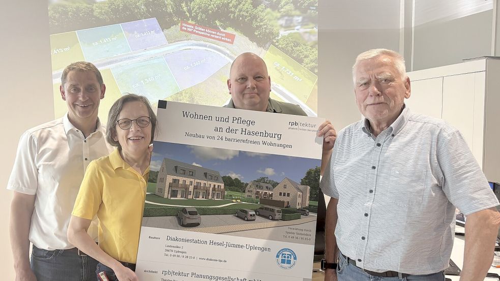 Bürgermeister Heinz Trauernicht (von links), Frauke Jelden und Marcus Schumacher von der Diakoniestation und Remels‘ Ortsvorsteher Peter Walde freuen sich auf das Projekt Hasenburg. Foto: Lars Löschen