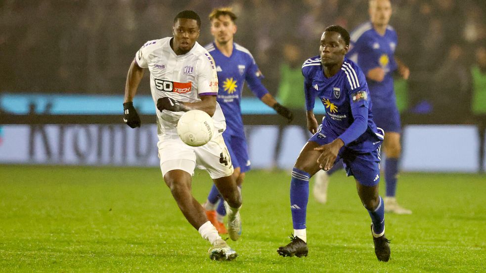 André Ndiaye (rechts) spielte drei Jahre lang für Kickers Emden. Archivfoto: Jens Doden/Emden