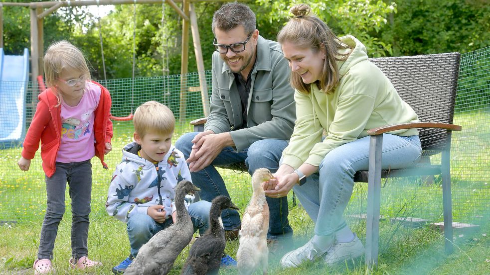 Der alte Kindergarten von Moritz und Ida ist dicht. Die Eltern Marcel und Nadine Herrnberger haben das aber erst kurzfristig erfahren. Foto: Klaus Ortgies/Archiv
