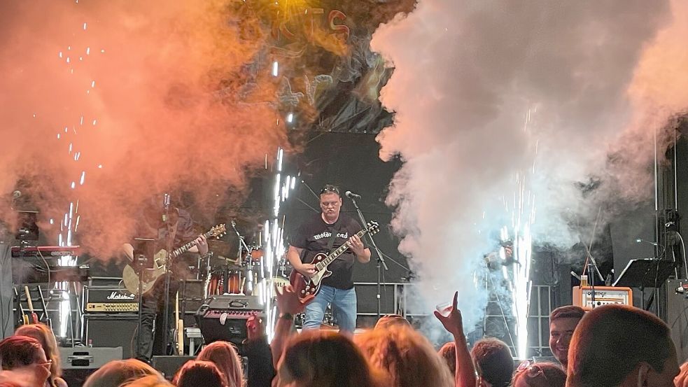 Auf der Bühne lässt es die Band Hearts Fear mit Effekten gerne krachen. Archivfoto: Dirk Hellmers