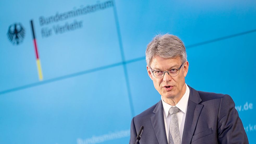 Bundesverkehrsminister Schnieder ist zuversichtlich, bald einen neuen Bahnchef beziehungsweise eine neue Bahnchefin präsentieren zu können. Foto: Fabian Sommer/dpa