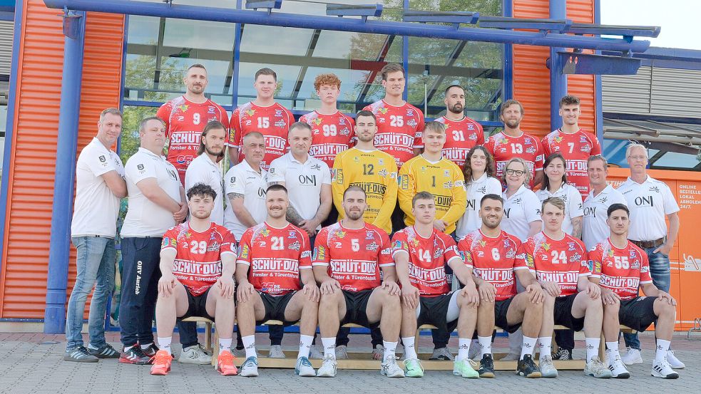 So geht der OHV Aurich in die neue Saison: Kevin Wendlandt (hinten stehend von links), Torben Hübke, Hannes Janssen, Jannes Hertlein, Rene Mihaljevic, Axel Rämhed und Luke Stricker. In der Mitte stehen OHV-Geschäftsführer Thomas Grotjan (von links), Co-Trainer Eric Hettmann, Trainer Sven Suton, die Athletiktrainer Daniel Moewius und Holger Erdelt, die Torhüter Pal Merkovszki und Marten Jungvogel, Physiotherapeutin Hannah Trauernicht, Mannschaftsärztin Renate Kleeblatt, Physiotherapeutin Amelie Wolf, Physiotherapeut Felix Ilmer und Mannschaftsarzt Jan Gravemann. Vorne sitzen Robin Leunissen (von links), Christopher Braun, Nerdin Vunic, Vincent Kreiselmaier, Strahinja Vucetic, Maximilian Behnke und Alon Oberman. Es fehlt der Torhüter Adriano Folkers. Foto: privat