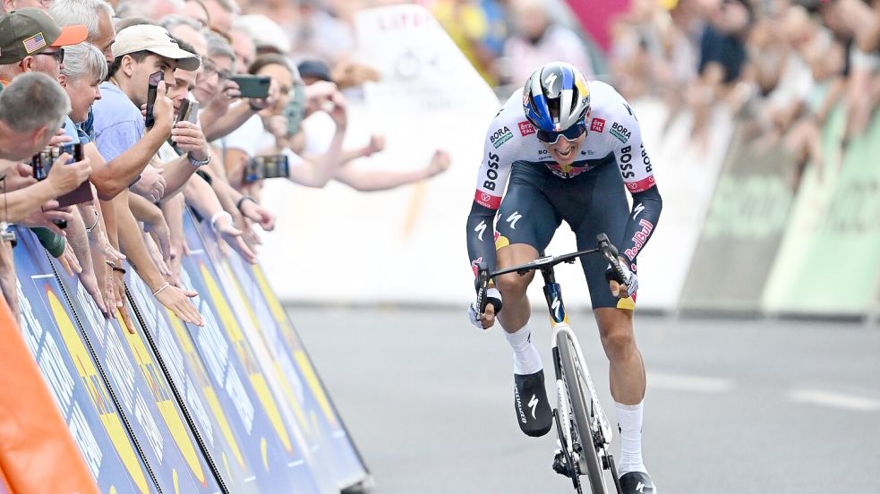 Florian Lipowitz begeistert bei der Deutschland Tour die Massen. Foto: Federico Gambarini/dpa