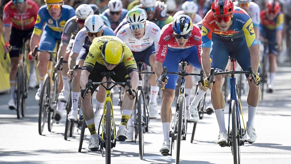Matthew Brennan (l) gewinnt den Massensprint der ersten Etappe der Deutschland Tour vor Jonathan Milan. Foto: Federico Gambarini/dpa