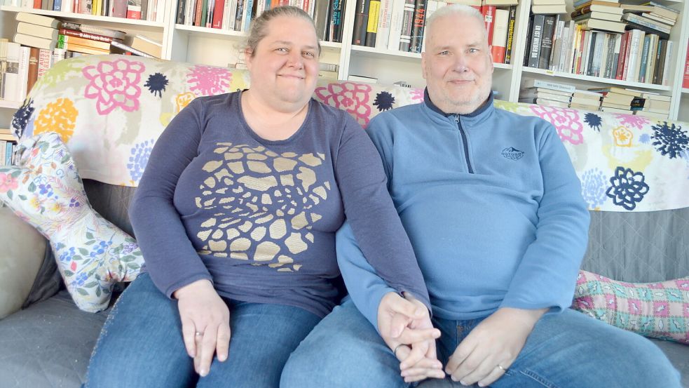 Sandra Gräfenstein-Plaisier und Detlef M. Plaisier können ihren Verein, den Fehntjer Bücherbooster, nicht mehr in dem Umfang betreuen wie bisher. Einige ihrer Mitstreiter haben sich aus persönlichen Gründen von der Vereinsarbeit zurückgezogen. Foto: Astrid Fertig