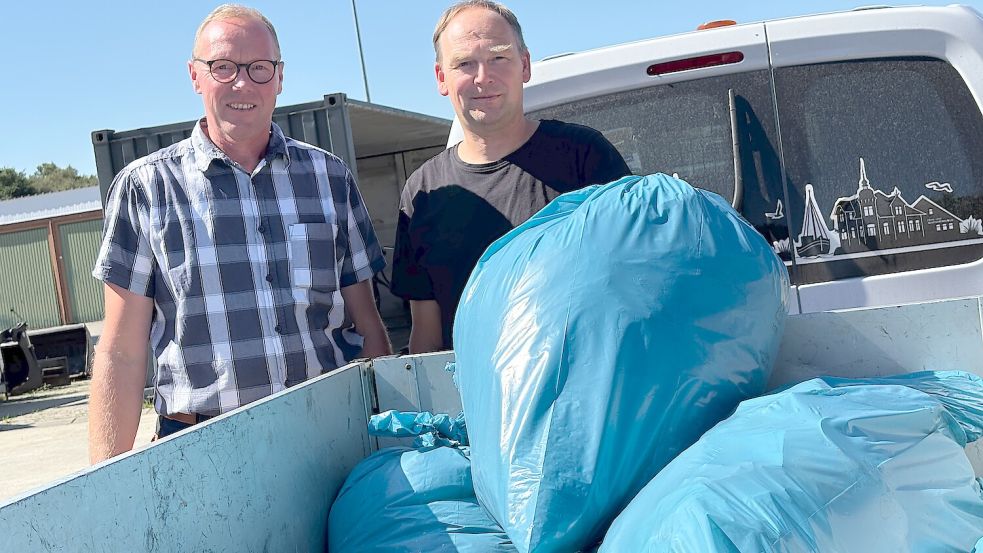 Einen ganzen Hänger voll mit Müll haben Udo Haskamp (l.) und Holger Brandt an einem einzigen Montagvormittag zusammengetragen. Foto: Marion Janßen