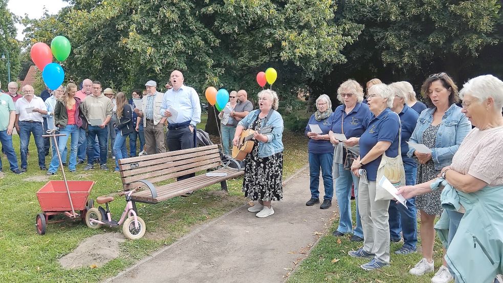 Musikalische Begleitung mit Gitarrenklängen sorgte in Backemoor für eine besondere Atmosphäre während der Präsentation. Foto: Clarissa Scherzer