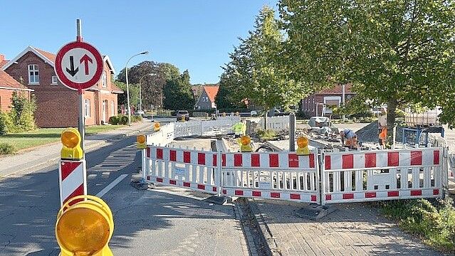 Aktuell wird die Bushaltestelle an der Ihrener Straße in Ihrhove in Höhe des Aldi- und Combi-Parkplatzes verlegt. Dafür ist die Straße halbseitig gesperrt worden. Foto: Carsten Ammermann