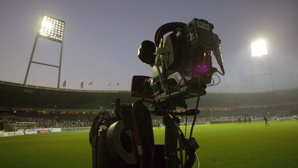 Warten auf das Flutlicht: Am 6. August mussten die Fans sich über eine Stunde gedulden, ehe die Stromversorgung wieder funktionierte und das Spiel gegen Schalke 04 doch noch angepfiffen werden konnte. Foto: Imago/MIS