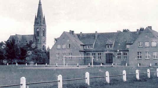 Ein Blick auf die Marienschule in Strücklingen. Links ist die Kirche St. Georg zu sehen. Das Alter des Fotos ist nicht bekannt. Foto: Archiv Martin Pille