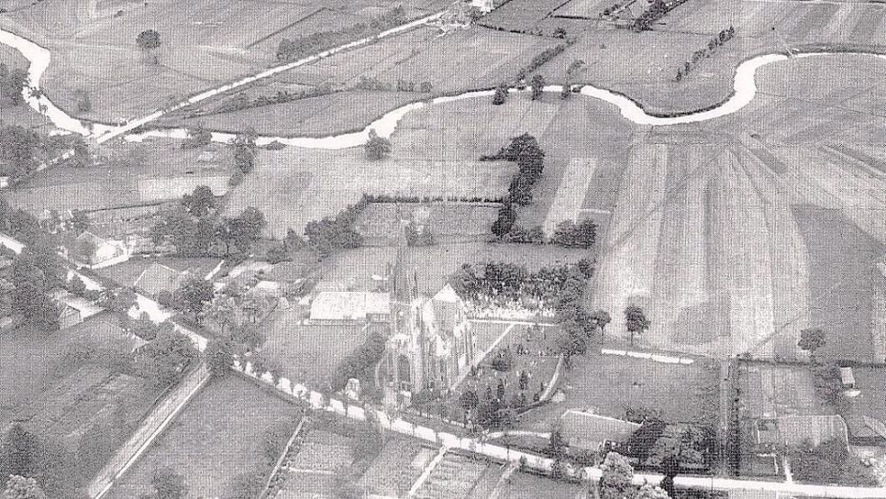 Ein altes Luftbild von Strücklingen mit der Kirche St. Georg. Foto: Sammlung Martin Pille