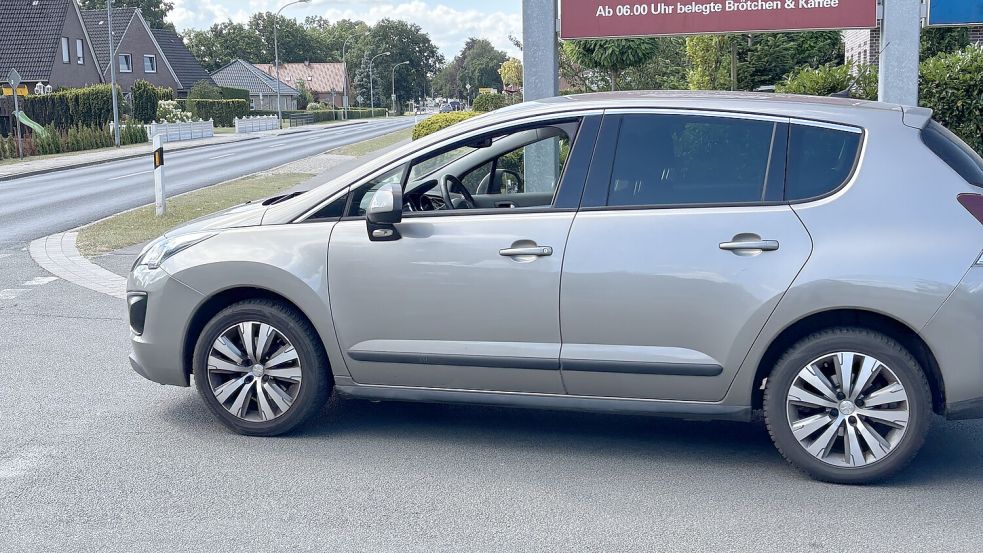 Autofahrer, die vom Einkaufszentrum von Rossmann kommend an der Haltelinie stehen bleiben und auf die Papenburger Straße abbiegen wollen, haben einen sehr schlechten Einblick zur rechten Seite. Von dort kommen allerdings immer wieder Radfahrer. Die sind dann jedoch als Geisterfahrer unterwegs. Foto: Carsten Ammermann