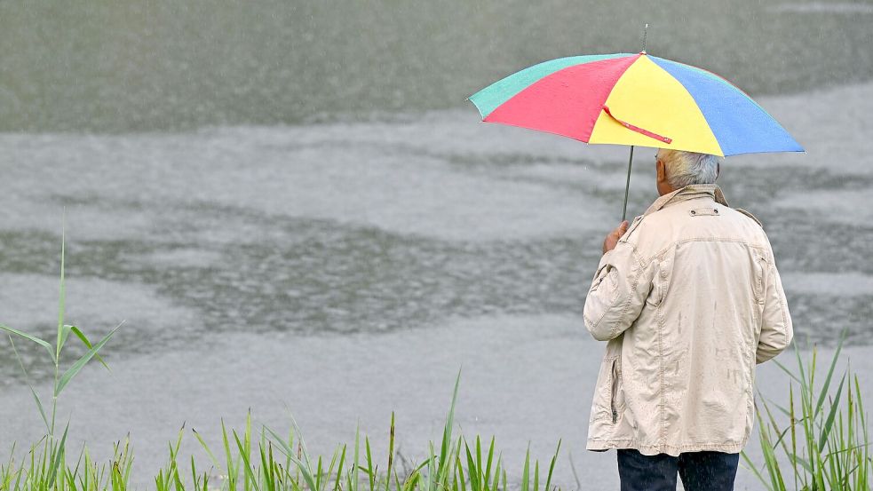 Der DWD-Meteorologe rät: Wetterfeste Kleidung und einen Regenschirm einpacken. (Archivbild) Foto: Patrick Pleul/dpa
