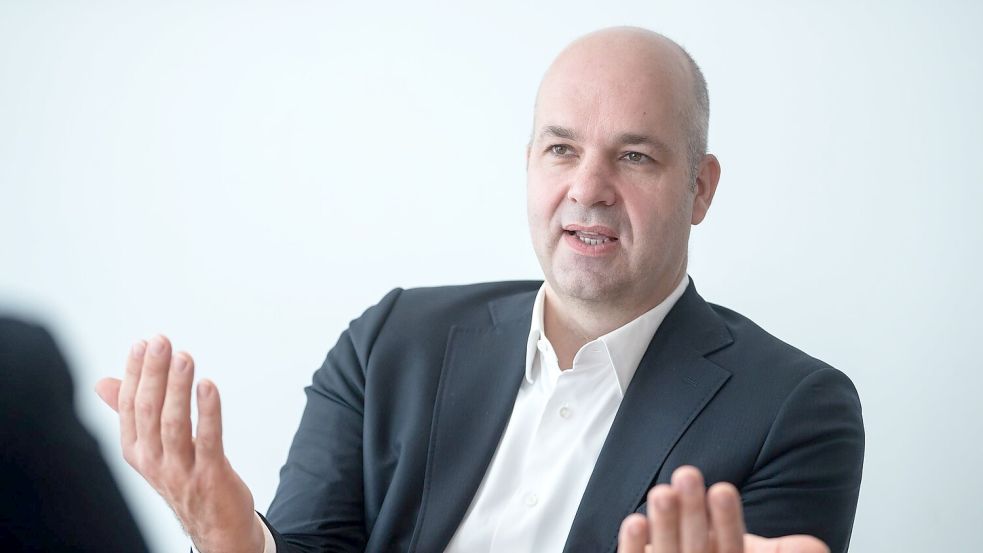 DIW-Präsident Marcel Fratzscher zieht mit einem Vorschlag für eine Rentner-Pflichtjahr Kritik auf sich. (Archivbild) Foto: Bernd von Jutrczenka/dpa