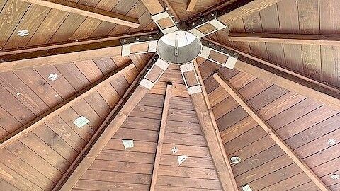 Sogar an der Decke einer Schutzhütte haben Unbekannte Sticker angebracht. Foto: Bauhof