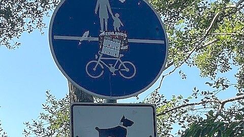 Werder-Bremen-Sticker auf einem Verkehrsschild in Rhauderfehn. Foto: Bauhof