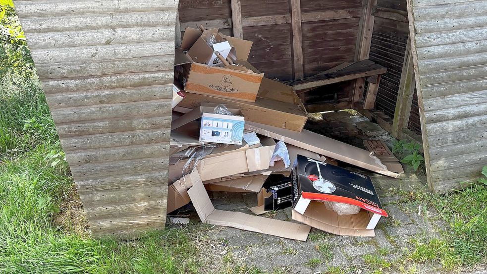 In einer Schutzhütte im Jammertal wurde dieser Müll abgeladen. Dabei können Pappe und Papier kostenfrei entsorgt werden. Foto: Bauhof