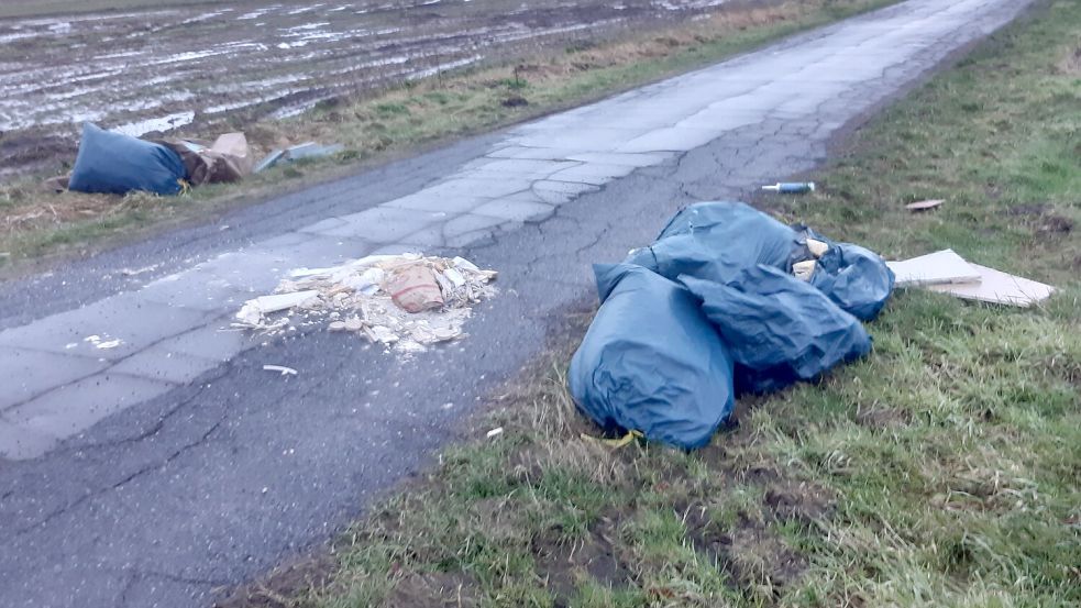 An der Bergstraße lud jemand Schutt und Hausmüll ab. Foto: Bauhof
