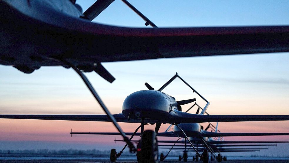 Nach einem ukrainischen Auf eine russische Ölpipeline werden mögliche Auswirkungen für die ostdeutsche PCK Raffinerie in Schwedt geprüft. (Archivbild) Foto: Evgeniy Maloletka/AP/dpa